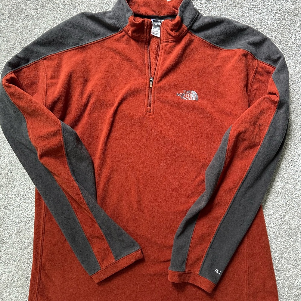 The North Face Men’s Rust and Charcoal 1/4 zip Fleece pullover Jacket